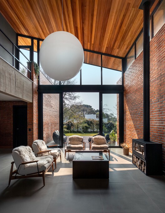 Casa Gralhas / OSPA Arquitetura e Urbanismo - Fotografia de Interiores, Sala de Estar, Iluminação, Cadeira