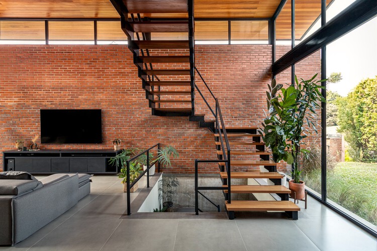 Casa Gralhas / OSPA Arquitetura e Urbanismo - Fotografia de Interiores, Escada, Madeira, Tijolo, Corrimão