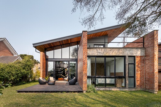 Casa Gralhas / OSPA Arquitetura e Urbanismo - Fotografia de Exterior, Madeira, Tijolo, Porta