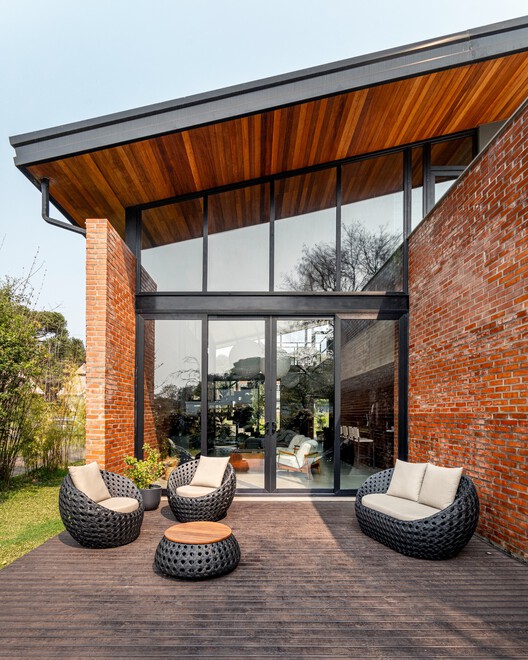 Casa Gralhas / OSPA Arquitetura e Urbanismo - Fotografia de Exterior, Tijolo, Madeira, Pátio, Cadeira, Terraço