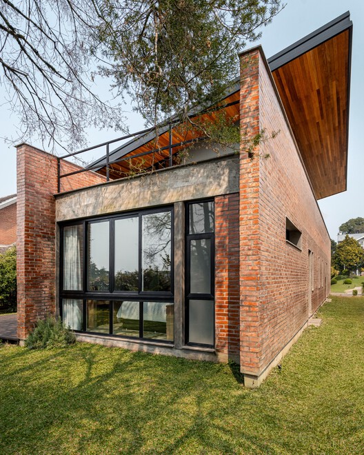 Casa Gralhas / OSPA Arquitetura e Urbanismo - Fotografia de Exterior, Madeira, Tijolo