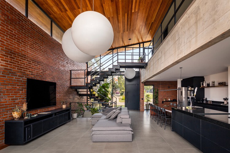 Casa Gralhas / OSPA Arquitetura e Urbanismo - Fotografia de Interiores, Iluminação, Tijolo, Cadeira