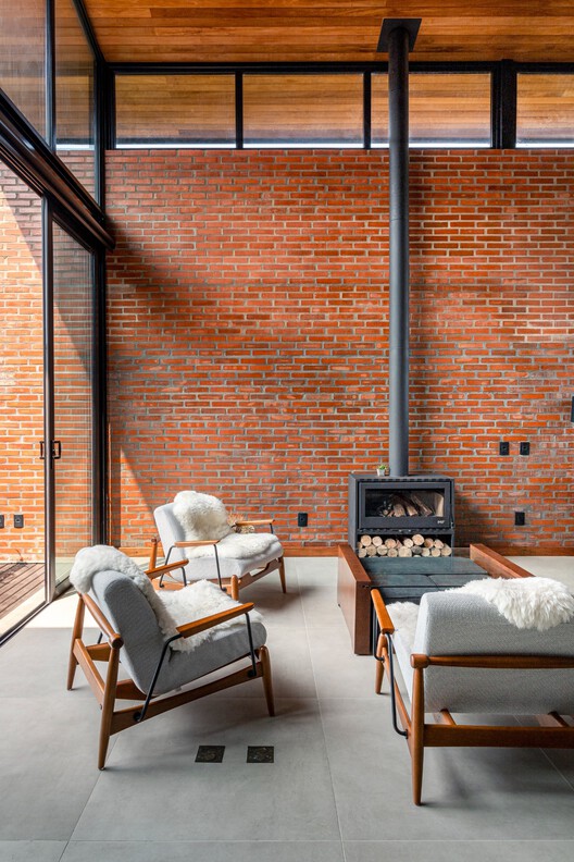Casa Gralhas / OSPA Arquitetura e Urbanismo - Fotografia de Interiores, Sala de Estar, Tijolo, Madeira, Cadeira