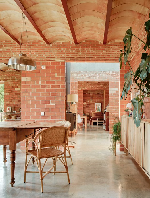 Casa GJ / Alventosa Morell Arquitectes  - Fotografía interior, Comedor, Madera, Ladrillo, Mesas, Sillas, Fijación Vigas