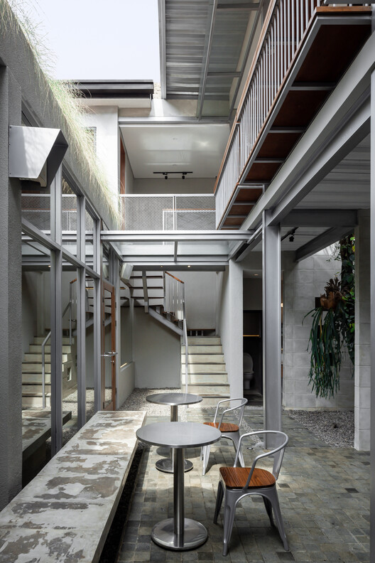 Hibrew Coffee and Cuisine / Simpul Studio - Interior Photography, Kitchen, Balcony