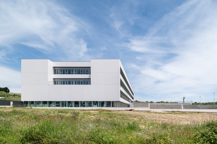 Nuevo Instituto de Enseñanza Secundaria Vía de la Plata / Ricardo González Martínez, Enrique Villar Pagola, Rodrigo Zaparaín Hernández - Fotografía exterior