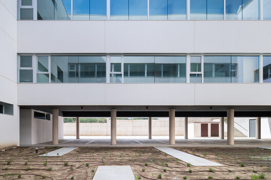 Nuevo Instituto de Enseñanza Secundaria Vía de la Plata / Ricardo González Martínez, Enrique Villar Pagola, Rodrigo Zaparaín Hernández - Fotografía exterior, Concreto, Vidrio