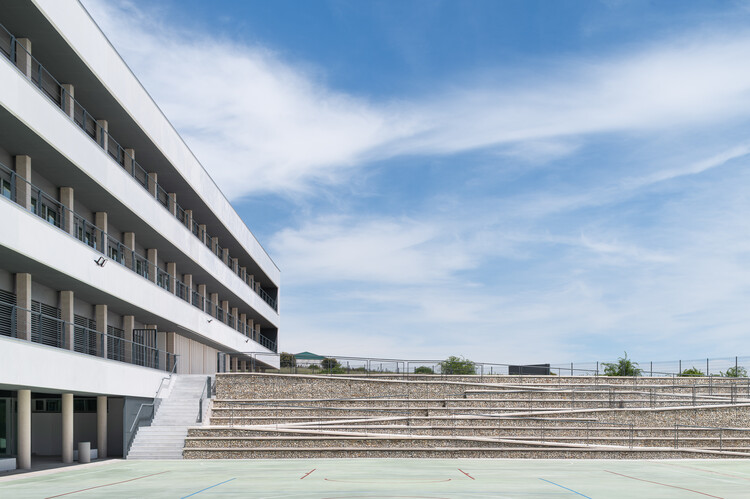 Nuevo Instituto de Enseñanza Secundaria Vía de la Plata / Ricardo González Martínez, Enrique Villar Pagola, Rodrigo Zaparaín Hernández - Fotografía exterior, Escaleras, Barandas