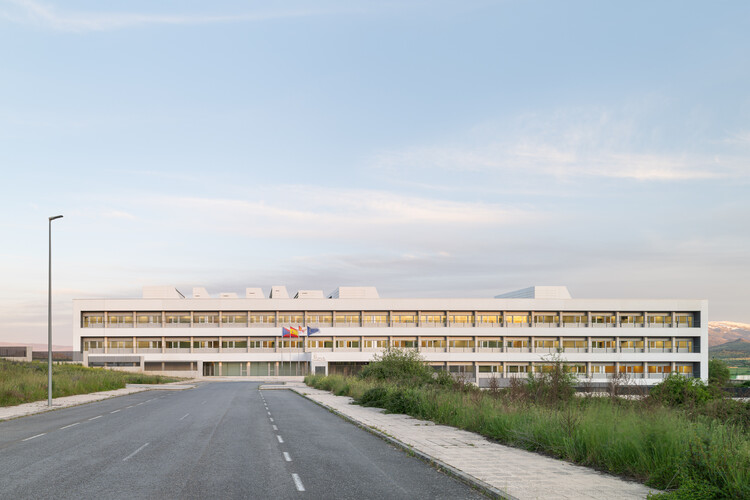 Nuevo Instituto de Enseñanza Secundaria Vía de la Plata / Ricardo González Martínez, Enrique Villar Pagola, Rodrigo Zaparaín Hernández - Fotografía exterior
