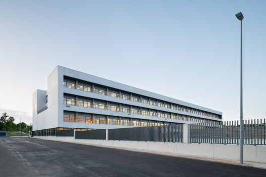 Nuevo Instituto de Enseñanza Secundaria Vía de la Plata / Ricardo González Martínez, Enrique Villar Pagola, Rodrigo Zaparaín Hernández - Fotografía exterior