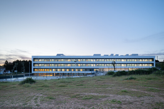 Nuevo Instituto de Enseñanza Secundaria Vía de la Plata / Ricardo González Martínez, Enrique Villar Pagola, Rodrigo Zaparaín Hernández - Fotografía exterior