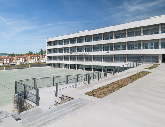 Nuevo Instituto de Enseñanza Secundaria Vía de la Plata / Ricardo González Martínez, Enrique Villar Pagola, Rodrigo Zaparaín Hernández - Fotografía exterior
