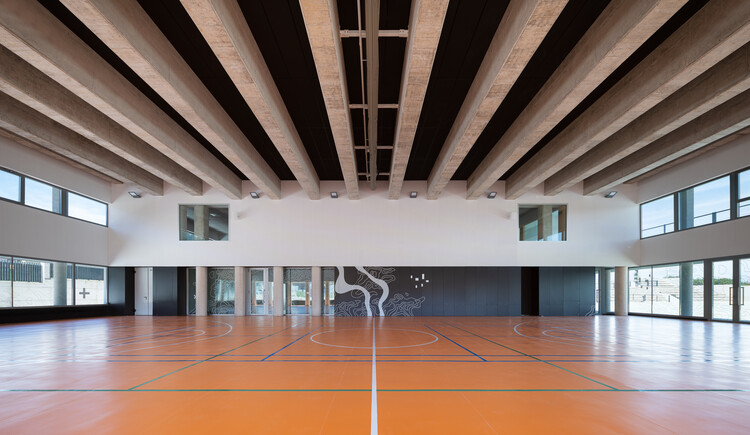 Nuevo Instituto de Enseñanza Secundaria Vía de la Plata / Ricardo González Martínez, Enrique Villar Pagola, Rodrigo Zaparaín Hernández - Fotografía interior, Madera, Fijación Vigas