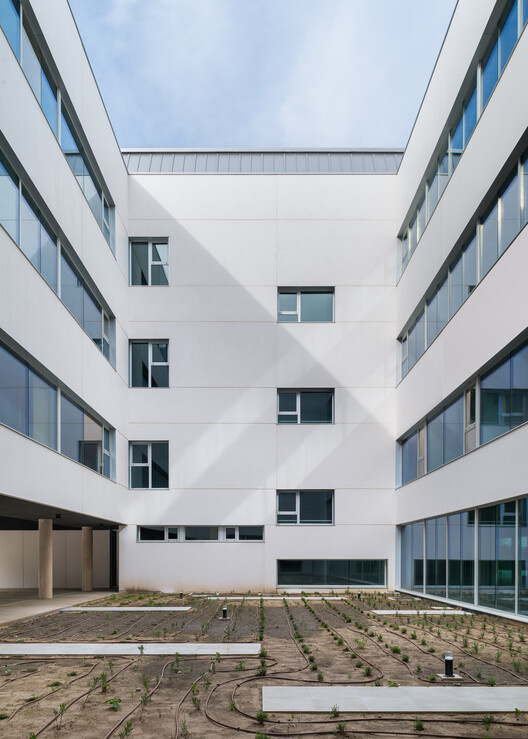 Nuevo Instituto de Enseñanza Secundaria Vía de la Plata / Ricardo González Martínez, Enrique Villar Pagola, Rodrigo Zaparaín Hernández - Fotografía exterior, Vidrio