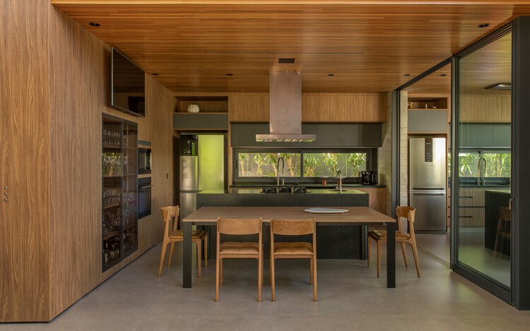 Casa H+L / Mariana Orsi Arquitetura + Design - Fotografia de Interiores, Madeira, Bancada, Cozinha, Cadeira