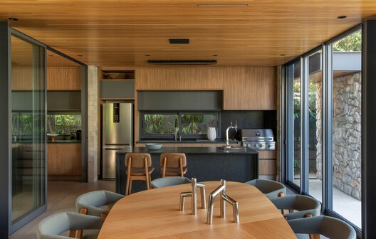 Casa H+L / Mariana Orsi Arquitetura + Design - Fotografia de Interiores, Cozinha, Madeira, Bancada, Mesa, Cadeira, Vidro