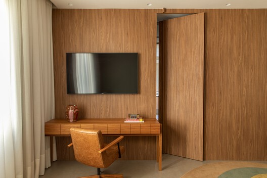 Casa H+L / Mariana Orsi Arquitetura + Design - Fotografia de Interiores, Madeira, Iluminação, Mesa, Cadeira