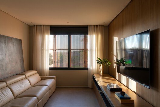 Casa H+L / Mariana Orsi Arquitetura + Design - Fotografia de Interiores, Sala de Estar, Madeira, Sofá, Iluminação