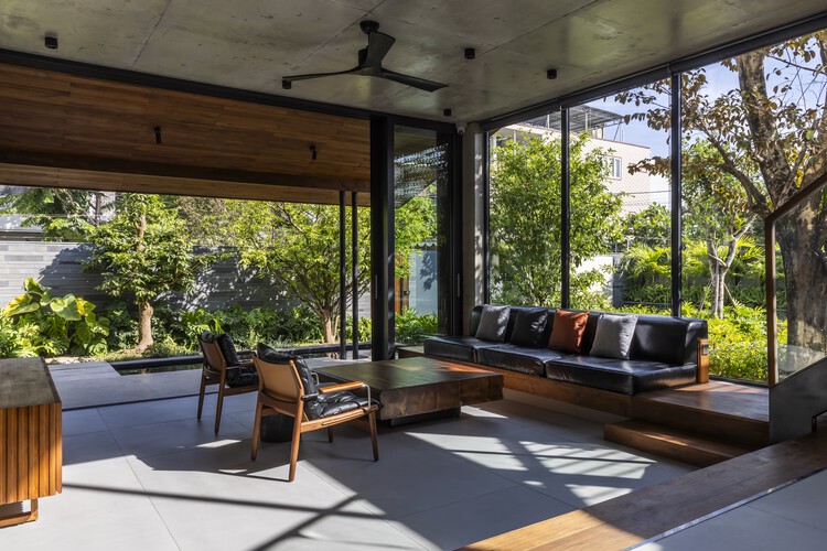 Casa OM / AN NAM Architecture - Fotografia de Interiores, Sala de Estar, Madeira, Cadeira, Terraço, Viga