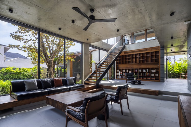 Casa OM / AN NAM Architecture - Fotografia de Interiores, Sala de Estar, Madeira, Cadeira, Viga