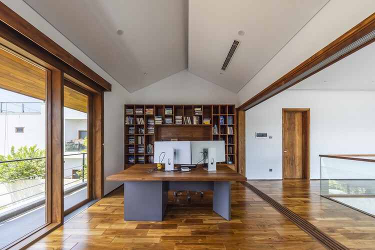Casa OM / AN NAM Architecture - Fotografia de Interiores, Cozinha, Madeira, Prateleira, Iluminação, Cadeira, Porta