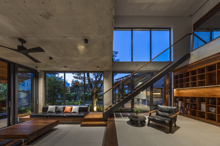 Casa OM / AN NAM Architecture - Fotografia de Interiores, Sala de Estar, Madeira, Cadeira, Viga