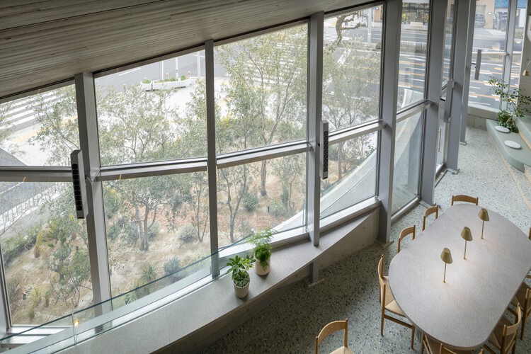 AOI CELESTIE Café / Yuko Nagayama & Associates - Fotografía interior, Madera, Vidrio, Sillas