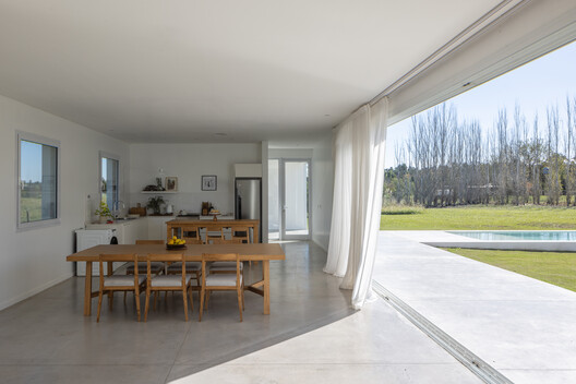 Monte House / Meneghetti Arquitectos - Interior Photography, Dining room, Wood, Concrete, Chair
