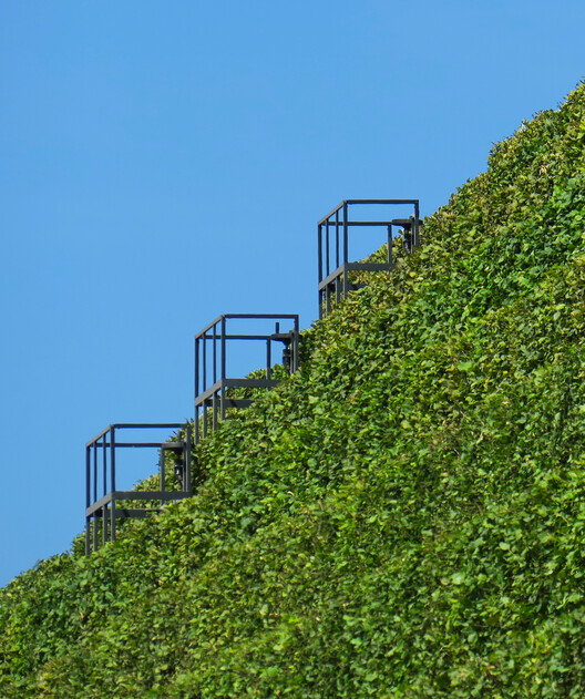 Paul Clemence Captures Ingenhoven Architects’ Kö-Bogen II and Its Landmark Green Facade - Image 18 of 20