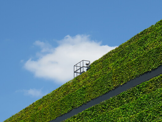 Paul Clemence Captures Ingenhoven Architects’ Kö-Bogen II and Its Landmark Green Facade - Image 16 of 20