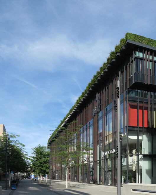 Paul Clemence Captures Ingenhoven Architects’ Kö-Bogen II and Its Landmark Green Facade - Image 8 of 20