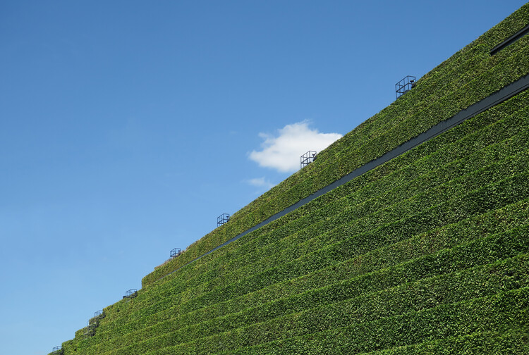 Paul Clemence Captures Ingenhoven Architects’ Kö-Bogen II and Its Landmark Green Facade - Image 19 of 20