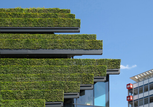 Paul Clemence Captures Ingenhoven Architects’ Kö-Bogen II and Its Landmark Green Facade - Image 17 of 20