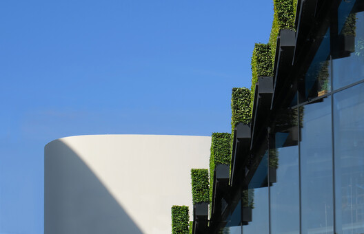 Paul Clemence Captures Ingenhoven Architects’ Kö-Bogen II and Its Landmark Green Facade - Image 15 of 20