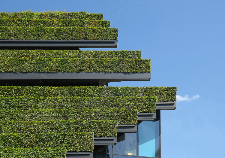 Paul Clemence Captures Ingenhoven Architects’ Kö-Bogen II and Its Landmark Green Facade - Image 5 of 20