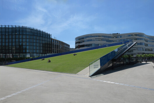 Paul Clemence Captures Ingenhoven Architects’ Kö-Bogen II and Its Landmark Green Facade - Image 6 of 20