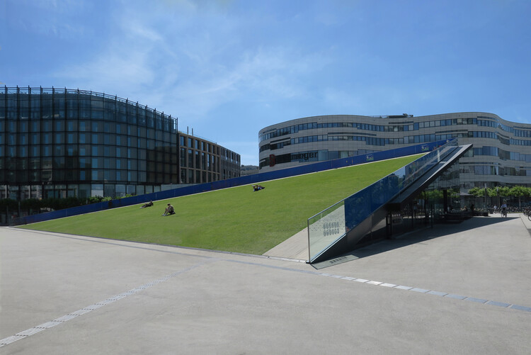 Paul Clemence Captures Ingenhoven Architects’ Kö-Bogen II and Its Landmark Green Facade - Image 6 of 20