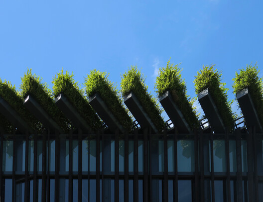 Paul Clemence Captures Ingenhoven Architects’ Kö-Bogen II and Its Landmark Green Facade - Image 13 of 20