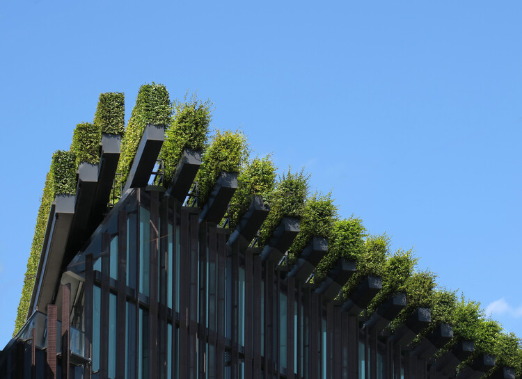 Paul Clemence Captures Ingenhoven Architects’ Kö-Bogen II and Its Landmark Green Facade - Image 11 of 20