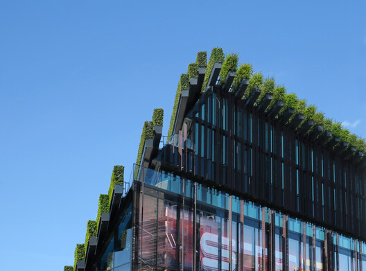 Paul Clemence Captures Ingenhoven Architects’ Kö-Bogen II and Its Landmark Green Facade - Image 10 of 20