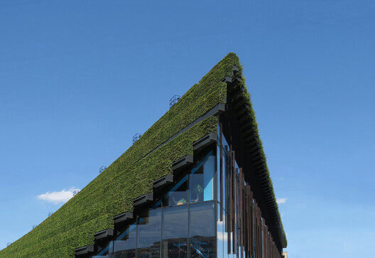 Paul Clemence Captures Ingenhoven Architects’ Kö-Bogen II and Its Landmark Green Facade - Image 3 of 20