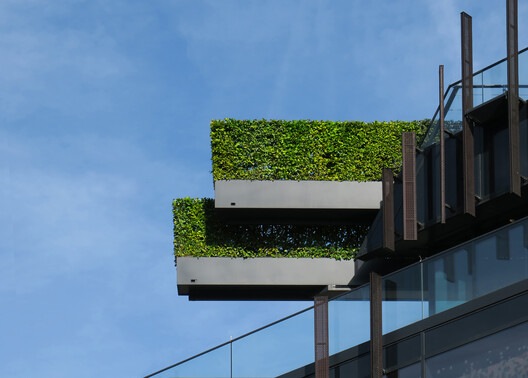 Paul Clemence Captures Ingenhoven Architects’ Kö-Bogen II and Its Landmark Green Facade - Image 14 of 20