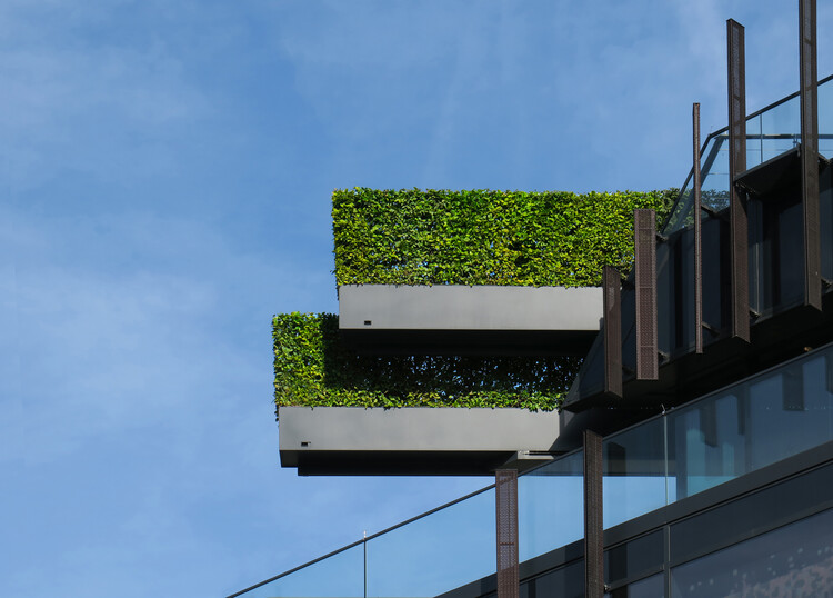 Paul Clemence Captures Ingenhoven Architects’ Kö-Bogen II and Its Landmark Green Facade - Image 14 of 20