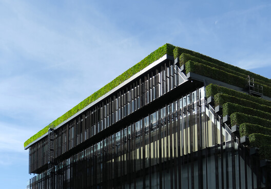 Paul Clemence Captures Ingenhoven Architects’ Kö-Bogen II and Its Landmark Green Facade - Image 7 of 20