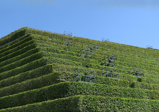Paul Clemence Captures Ingenhoven Architects’ Kö-Bogen II and Its Landmark Green Facade - Image 20 of 20