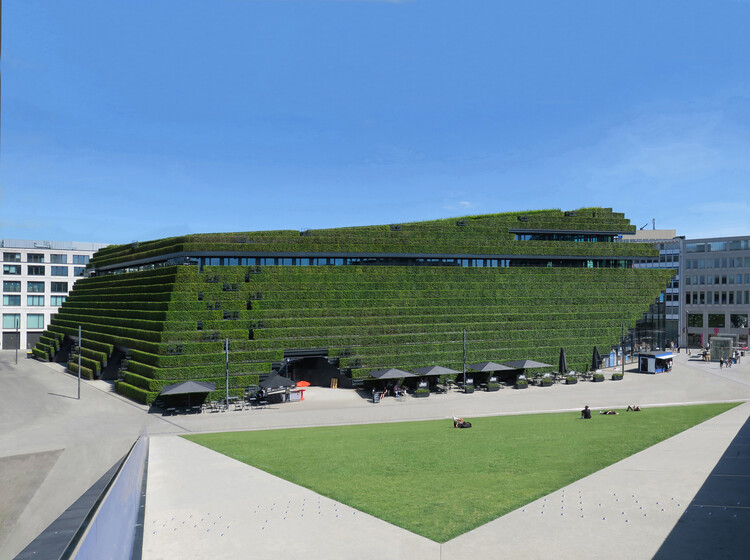Paul Clemence Captures Ingenhoven Architects’ Kö-Bogen II and Its Landmark Green Facade - Featured Image