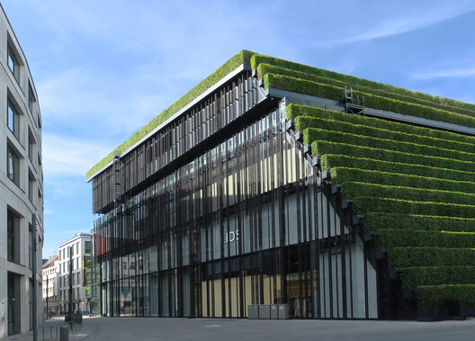 Paul Clemence Captures Ingenhoven Architects’ Kö-Bogen II and Its Landmark Green Facade - Image 2 of 20