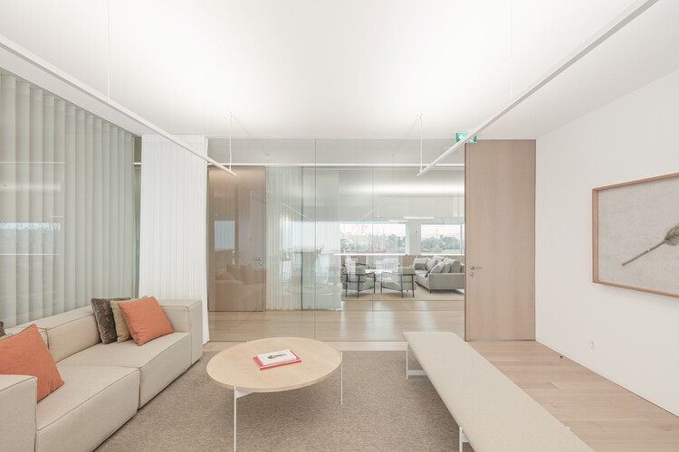 Sede da Panike / NØARQ - Fotografia de Interiores, Sala de Estar, Mesa, Cadeira, Vidro