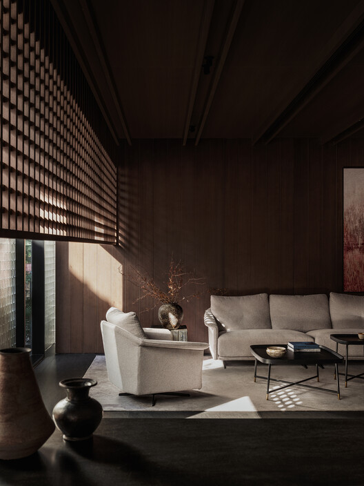 深圳湾斐瑞酒店改造 / 墨照建筑 - 室内图, 起居室, 桌子, 椅子