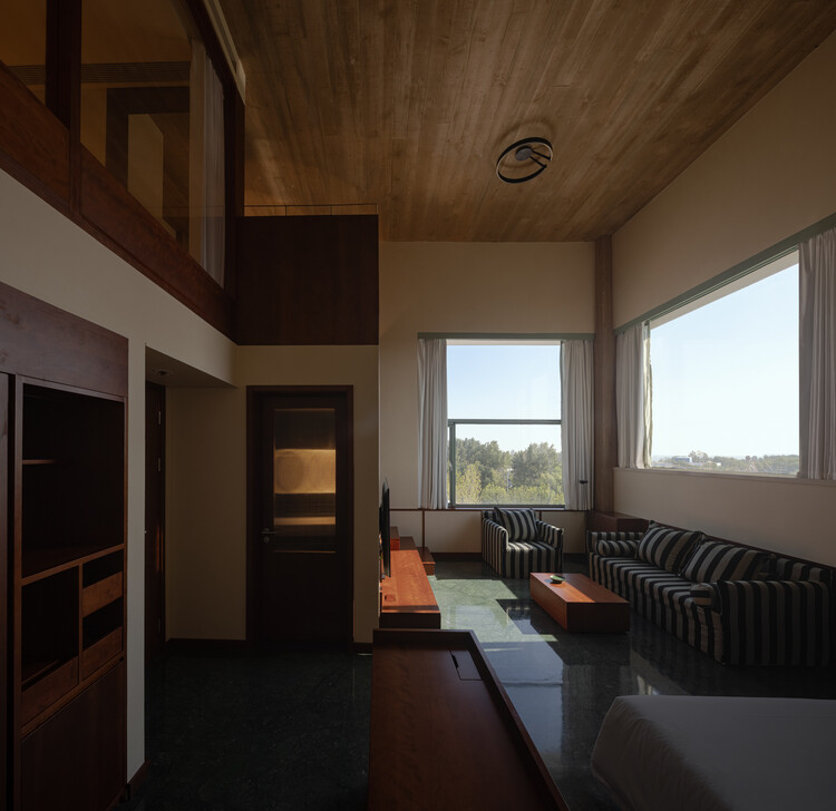友谊湾社区，友谊之家俱乐部酒店及卷宗公寓 / 亘建筑事务所 - 室内图, 木头, 灯, 椅子